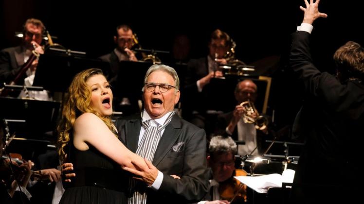 Susann Vent-Wunderlich (Sylvia) und Hans-Hermann Ehrich (Edwin) möchten tanzen. Foto: Swantjee Hehmann