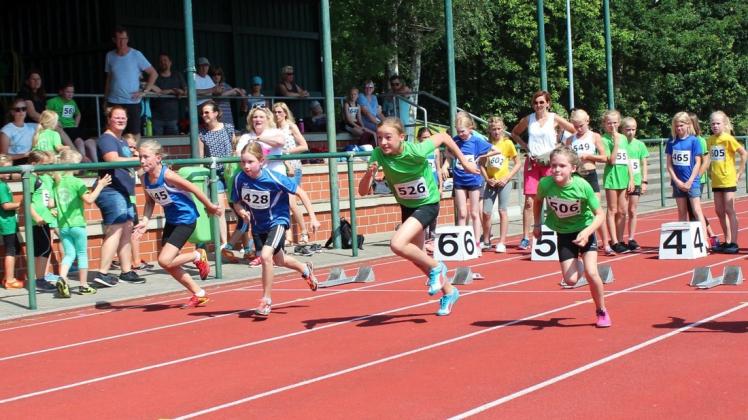 Überraschte nach guten Ergebnissen über 800 m nun auch mit einem deutlichen Dreikampfsieg: Emma Kaltwasser (Startnummer 526) vor Giulia Dillmann (506, beide LG Papenburg-Aschendorf) in der Klasse W 10. Foto: Hermann Meyer