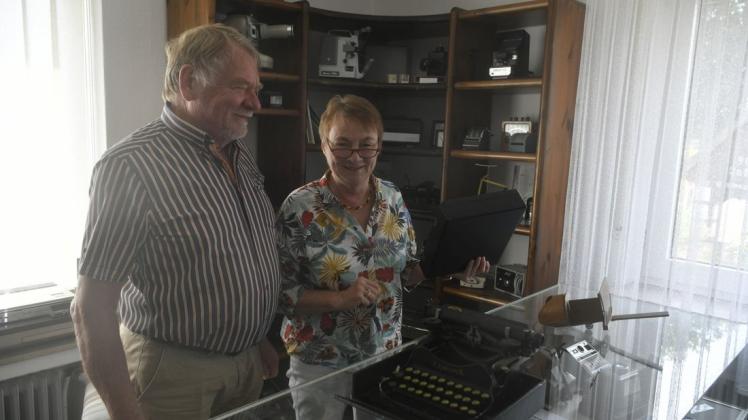 Neu eingetroffen ist diese alte Schreibmaschine – Dieter und Karin Bickmann freuen sich. Foto: Helge Holz