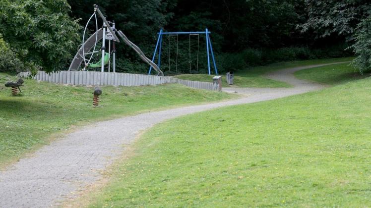 Nahe dieses Spielplatzes in Mülheim wurde eine junge Frau überfallen und missbraucht. Drei der Tatverdächtigen sind 14 Jahre alt, zwei erst zwölf. Der Fall hat eine Debatte um Strafmündigkeit ausgelöst. Foto: Roland Weihrauch/dpa