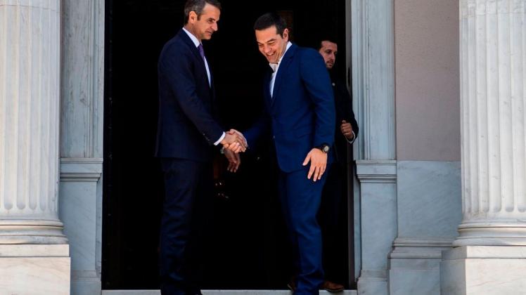 Staffelübergabe: Der alte und der neue griechische Premierminister schütteln sich die Hände. Kyriakos Mitsotakis (links) unterscheidet sich stark von seinem Vorgänger Alexis Tsipras. Foto: AFP