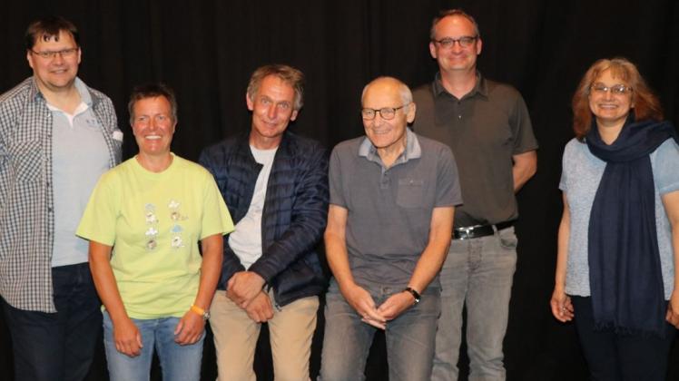 Der neue und alte Vorstand: Beisitzer Oliver Franke (von links), neuer Kassenwart Katrin Heinzelmann, 1. Vorsitzender Stefan Heil, 2. Vorsitzender Wolfgang Riebold, Schriftführer Uwe Berning und  ehemaliger Kassenwart Bahamani Kandulna. Foto: Theaterwerkstatt