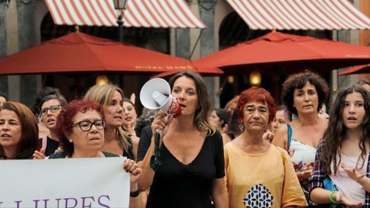 Nach der mutmaßlichen Gruppenvergewaltigung einer Deutschen auf Mallorca protestierten Hunderte gegen sexuelle Gewalt. 