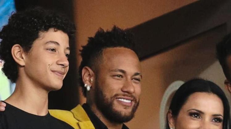 Brasiliens Fußball-Superstar Neymar (M) posiert beim Copa América für ein Foto. Foto: Natacha Pisarenko/AP