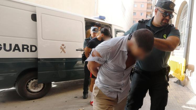 Den deutschen Touristen wird vorgeworfen, eine 18-Jährige in Cala Ratjada in einem Hotel vergewaltigt zu haben, beziehungsweise zur Verschleierung der Tat beigetragen zu haben. Foto: dpa/Clara Margais