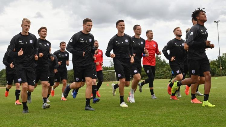 Die Mannschaft des VfL Osnabrück während einer Laufeinheit im Trainingslager in Venlo. Foto: Helmut Kemme