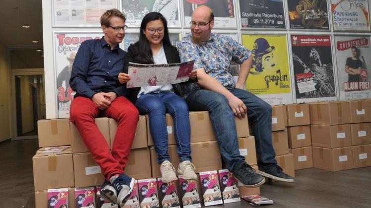 Kartonweise angeliefert worden sind die Programmhefte von Papenburg Kultur. Für die Veranstaltungsübersicht werben (von links) Ansgar Ahlers, Anh Nguyen und Eike Hinrichs. 