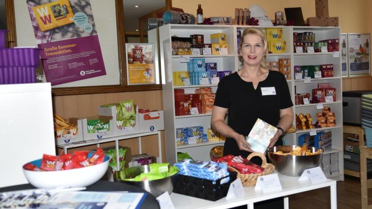 In das frühere Ladenlokal von "Uwes Grill" in Aschendorf ist Gabriele Hinrichs gezogen. Sie betreibt eine Filiale von Weight-Watchers, bietet Seminare und Produkte für eine gesunde Ernährung an. Foto: Daniel Gonzalez-Tepper