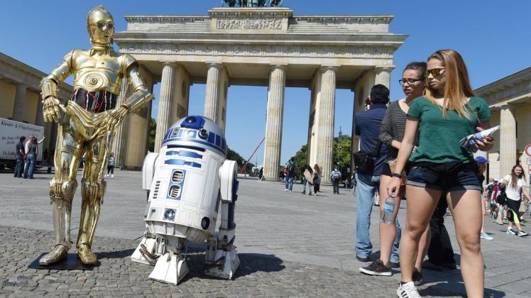 Beim Begriff künstliche Intelligenz denken viele an diese Figuren aus den Star-Wars-Filmen. Das Bild zeigt C-3PO (links) und R2-D2,  in diesem Fall Wachsfiguren aus dem Madame Tussauds in Berlin. Foto: Jens Kalaene/dpa
