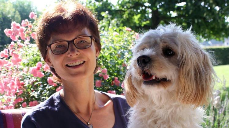 Neugieriger kleiner Schnuffelhund: Paul kommt gut an, nicht nur in Heithöfen. Foto: Gertrud Premke