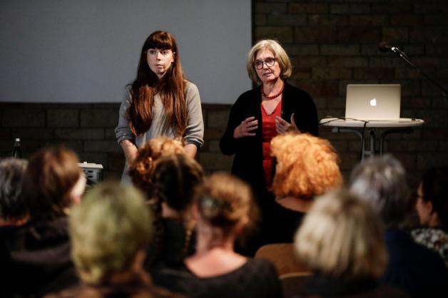 Gnadenloses Zeitmanagement: Die Moderatorinnen Yasmin Behrens (links) und Elisabeth Lumme vom Vorstand des Vereins für zeitgenössische Kunst. Foto: David Ebener