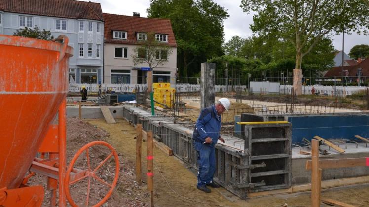 Gerade entsteht das Fundament für den AOK-Neubau an der Langen Straße/ Ecke Friedrich-Ebert-Allee. Foto: Thomas Cartier