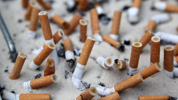 Kippen im Sand: Sollte das Rauchen am Strand verboten werden? Eigentlich keine schlechte Idee. Foto: imago images / Ulrich Zillmann