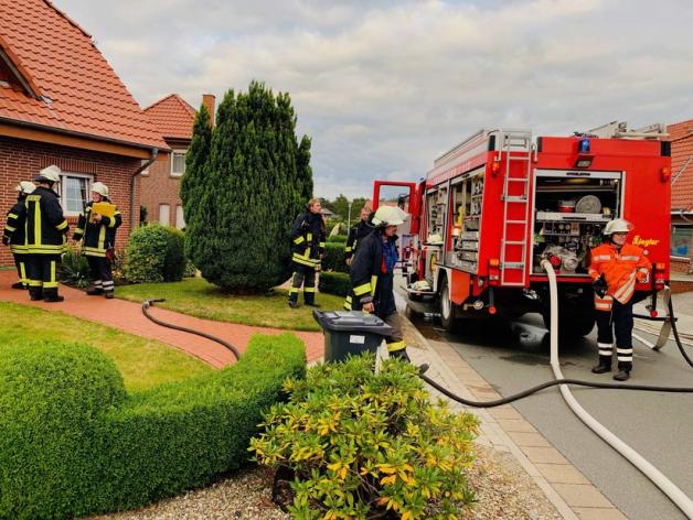 Die Feuerwehr Börger ließ das Mehrfamilienhaus an der Straße Eichengrund in Börger vorsorglich evakuieren. Foto: SG Sögel/ Feuerwehr 