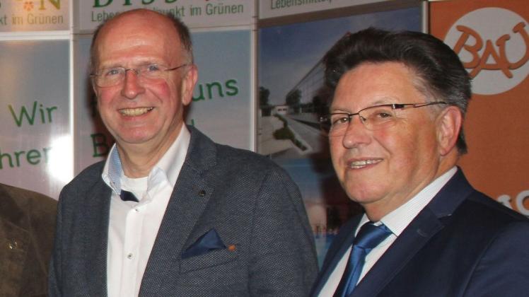 Bei der Dissener Brotzeit 2018 lächeln Ratsvorsitzender Heiner Prell und Bürgermeister Hartmut Nümann (von links) freundliche in die Kamera. Foto/Archiv: Petra Ropers