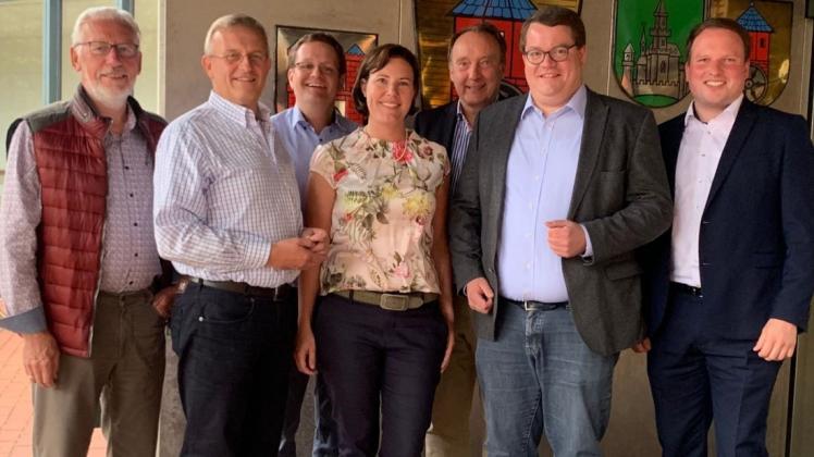 Dieses Team soll der CDU wieder Erfolg bringen: Die neue Doppelspitze Johannes Eichholz (2.v.r.) und Johannes Koop (2.v.l.), der parlamentarische Geschäftsführer Andreas Quebbemann (3.v.l.), die stellvertretenden Fraktionsvorsitzenden Mirco Bredenförder (rechts), Michael Cromme (3.v.r.), Bernd Strootmann (links) und Maren von der Heide. Foto: CDU