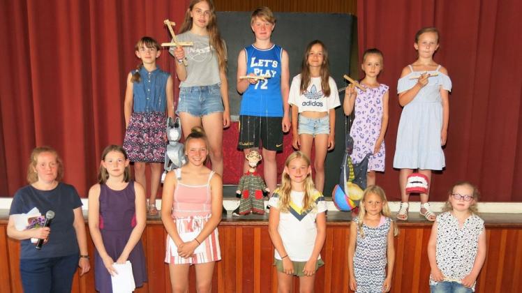 Unter der Regie von Dagmar Schwager (links) spielten und sprachen die Kinder die verschiedenen Rollen im Marionettenspiel. 