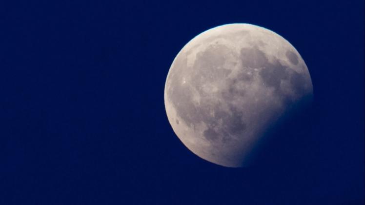 Bei einer partiellen Mondfinsternis verdunkelt sich der Mond teilweise, wenn er durch den Erdschatten wandert. Archivfoto: Sven Hoppe/dpa