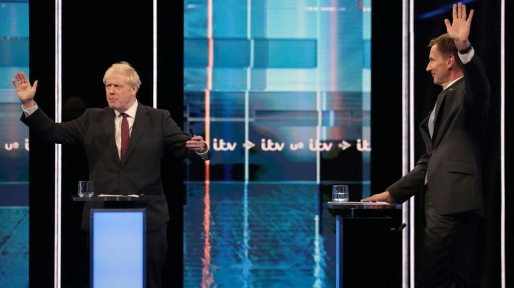 Die Kandidaten für die Parteiführung der britischen Konservativen haben sich im Fernsehduell einen verbalen Schlagabtausch geliefert: Boris Johnson (links) und Außenminister Jeremy Hunt. Foto: AFP PHOTO / ITV / MATT FROST