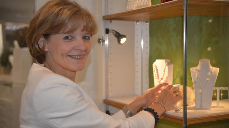 Seit 40 Jahren arbeitet Karin Voss in dem Lingener Uhren- und Schmuckgeschäft Neuhaus. Foto: Wilfried Roggendorf