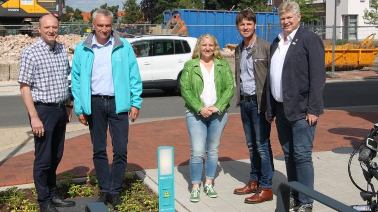 Über die Ladesäule freuen sich (von links) Godehard Ritz, Rainer Oesting, Sandra und Mathias Ahlers-Menke sowie Klaus Prekel. Foto: Samtgemeinde Freren