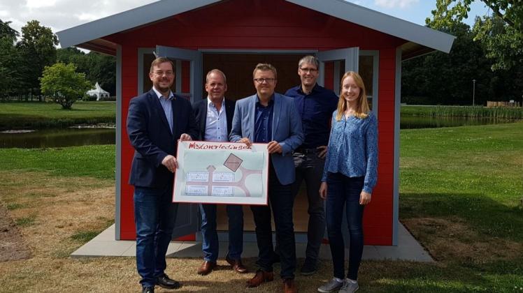 Ein Gartenhäuschen aus Westoverledingen: (von links) Jan Peter Bechtluft, Manfred Bleeker, Theo Douwes, Heiko Abbas und Kirsten Beening freuen sich auf den ostfriesischen Blumenschau-Beitrag. Foto: Gemeinde Westoverledingen