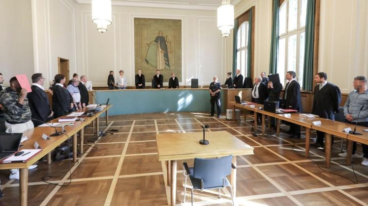 Volles Haus in Saal 272 des Osnabrücker Landgerichts: Vier Männern wird teils Mord, schwerer Raub sowie versuchte schwere räuberische Erpressung vorgeworfen. Foto: Jörn Martens