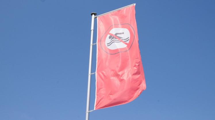 Am Dümmer weht die rote Fahne: Baden, Schwimmen und der Kontakt mit dem Wasser sind verboten. Foto/Archiv: Frederik Tebbe