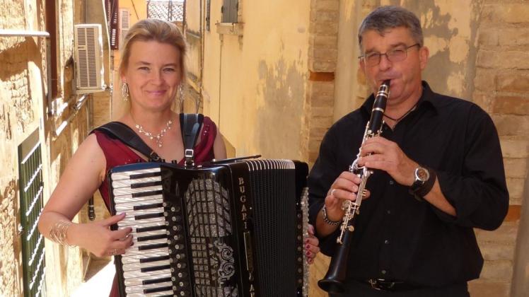 Sie geben erneut ein Konzert in Schönemoor: Meike Salzmann und Ulrich Lehna als Duo „Sing Your Soul“. Foto: Ralf Salzmann