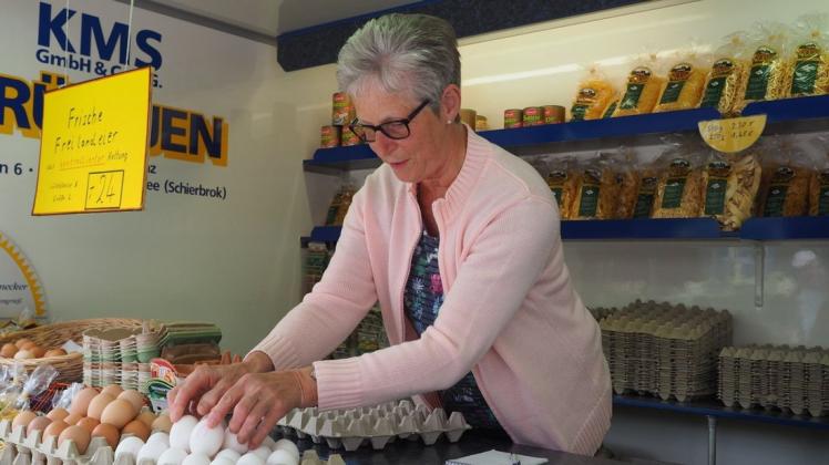 Helga Kranz von KMS (ehemals Hühnerhof Brüntjen) aus Schiebrok kennt ihre Kunden seit Jahrzehnten. Foto: Niklas Golitschek
