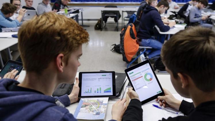 iPad statt Papier: Lehrer im Kreis Osnabrück kritisierten mangelnde Fortbildungen zur Digitalisierung des Unterrichts. Die Landesschulbehörde kann keine Einschätzung dazu geben, wie groß der Qualifizierungsbedarf für Lehrer zum Lernen mit digitalen Medien ist. Foto: David Ebener
