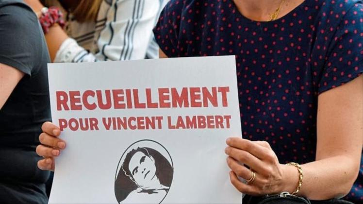 Kundgebung gegen den Behandlungsstopp von Vincent Lambert vor der katholischen Pfarrkirche Saint Sulpice. 