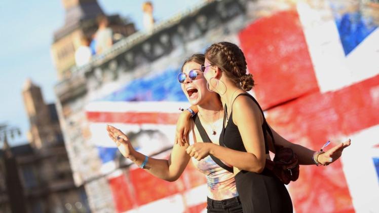 Das Airbeat One 2019 läuft - das Foto zeigt zwei Gäste im vergangenen Jahr. Foto: dpa