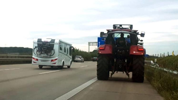 Ein Traktorfahrer ist in Ahlhorn versehentlich auf der Autobahn gelandet. Foto: Polizei