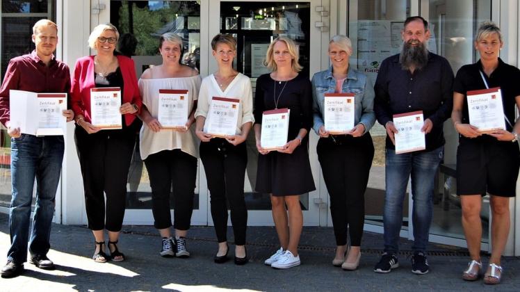 Die erfolgreichen Teilnehmerinnen und Teilnehmer der Palliative Care Weiterbildung. Foto: Akademie St. Franziskus