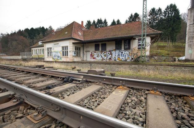 Stark renovierungsbedürftig, aber durch seine Lage zwischen Herringhausen und Ostercappeln durchaus attraktiv in Sachen Infrastruktur. Archivfoto: Oliver Krato Stark renovierungsbedürftig, aber durch seine Lage zwischen Herringhausen und Ostercappeln durchaus attraktiv in Sachen Infrastruktur. Archivfoto: Oliver Krato