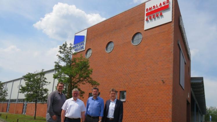 Bereits zu sehen ist das neue Logo der Emslandhallen am Gebäude, darüber freuen sich Fabian Rode, Uwe Hilling, Florian Krebs und Dieter Krone. Foto: Stadt Lingen