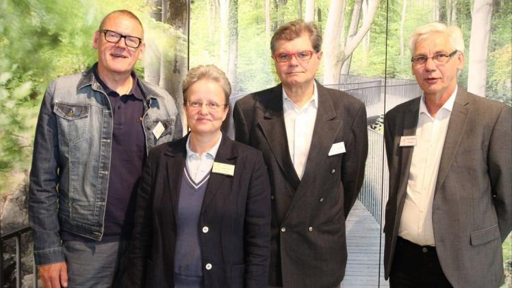 Dr. Thomas W. Heinz (l.) informierte gemeinsam mit Prof. Dr. Dunja Hinze Selch, Ralf Nebe und Pfarrer Thorsten Weßling (r.) beim Ehemaligentreffen. Foto: Daniel Meier.
