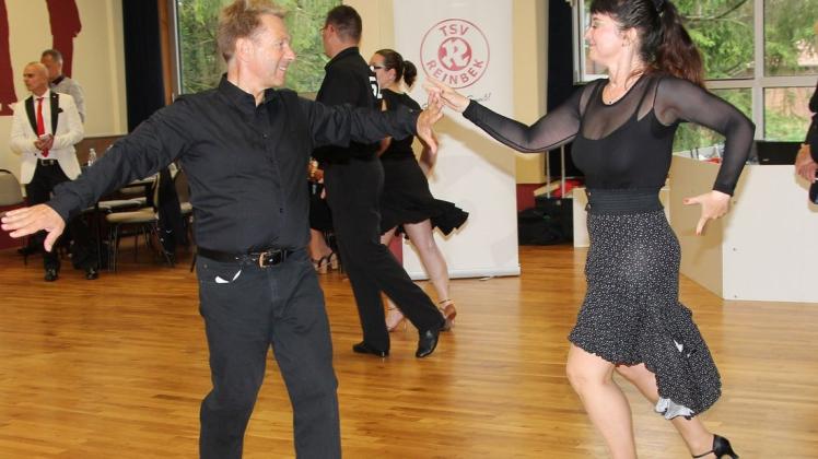 Preiswürdig: Reinhard Schaal und Yvonne Jaap vom TC Grönegau-Melle tanzen bei der Senioren-Landesmeisterschaft Rumba. Foto: Bayer