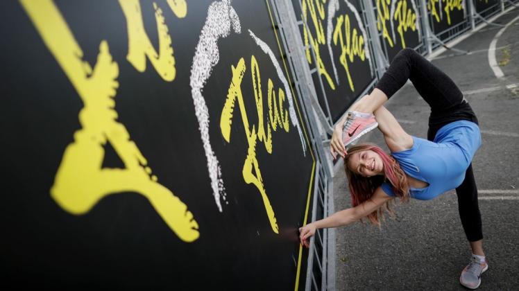 Flexibel: Die ukrainische Artistin Olha Peresada ist einer der Stars des Circus Flic Flac. Bis Sonntag ist sie noch mit ihrem ebenso spektakulären und sinnlichen Stangentanz im Regen in Osnabrück zu sehen. Foto: David Ebener