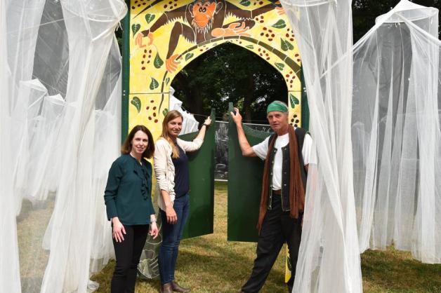 Freuen sich auf die Burginselträume: (von links) Katja von Elbwart (Volksbank Delmenhorst-Schierbrok), Ann-Katrin Albers (Kulturbüro Delmenhorst) und Martin Thoms (Theater Anu). Foto: Christopher Bredow Freuen sich auf die Burginselträume: (von links) Katja von Elbwart (Volksbank Delmenhorst-Schierbrok), Ann-Katrin Albers (Kulturbüro Delmenhorst) und Martin Thoms (Theater Anu). Foto: Christopher Bredow