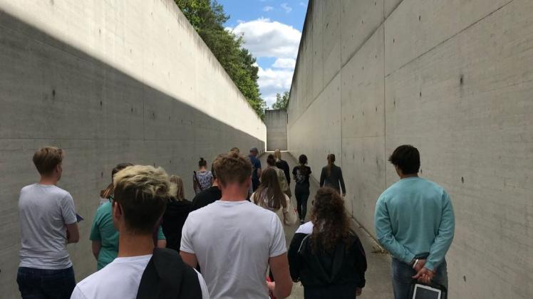 Was erwartet Schüler, die das Gelände eines ehemaligen Konzentrationslagers  besuchen, auf dem kaum noch etwas an die Gräuel der Vergangenheit erinnert? 