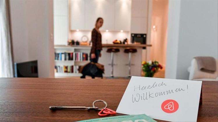 Begrüßung mit Schlüssel, Magazin und Willkommen-Karte in einer Airbnb-Wohnung in Berlin. 