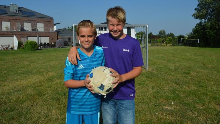 Unsere Bolzplatz-Tester in Gesmold: Jannis Hilker (rechts) und Finn Langelage. Foto: Heike Dierks