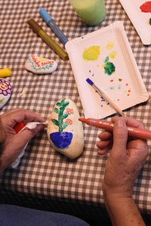 Einige bemalten die Steine mit Blumenmotiven, Andere drückten ihre Hoffnungen aus: „Frieden für Syrien“.
Foto: Thomas Cartier Einige bemalten die Steine mit Blumenmotiven, Andere drückten ihre Hoffnungen aus: „Frieden für Syrien“.
Foto: Thomas Cartier