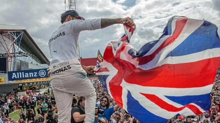 Heimsieg: Lewis Hamilton wird nach seinem Erfolg 2018 in Silverstone von den Fans gefeiert. 