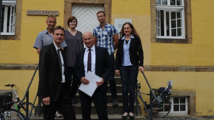 Das Amtsgericht Bersenbrück besuchte der niedersächsische Justizstaatsekretär Stefan von der Beck (vorn Mitte), um sich mit Mitarbeitern und Amtsgerichtsdirektor Oliver Sporré (von links) auszutauschen. Foto: Martin Schmitz