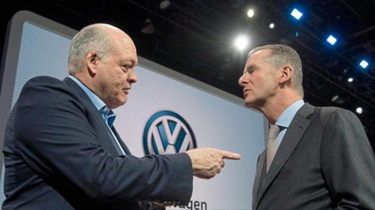 Jim Hackett (l), Vorstandsvorsitzender von Ford, und Herbert Diess, Vorstandsvorsitzender von VW, bei der Detroit Motor Show im Januar. 