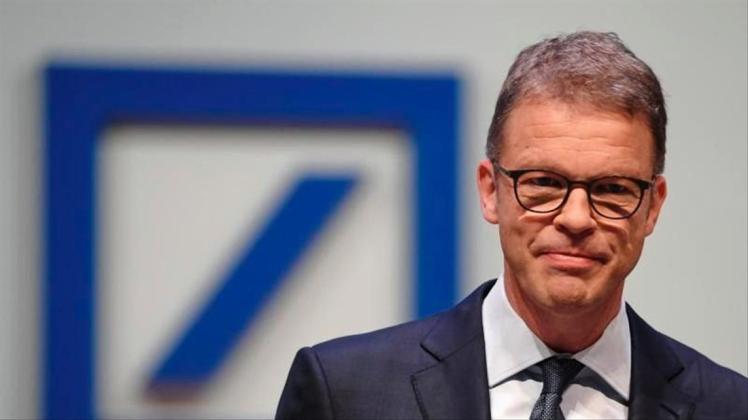 Deutsche-Bank-Chef Christian Sewing kündigt an, dass auch in Deutschland eine „substanzielle Zahl an Stellen“ wegfällt. 