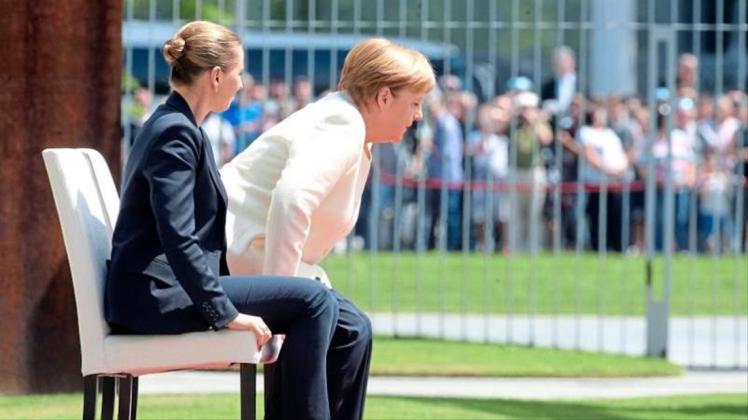 In sitzender Position verfolgen Angela Merkel und die dänische Ministerpräsidentin Mette Frederiksen das Abspielen der Nationalhymnen. 